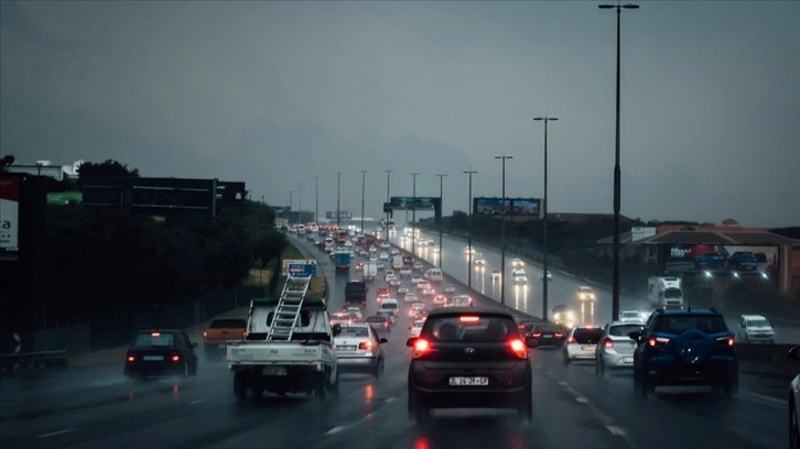 Güney Afrika'nın Johannesburg kentinde aşırı yağışlar nedeniyle su baskınları yaşanıyor