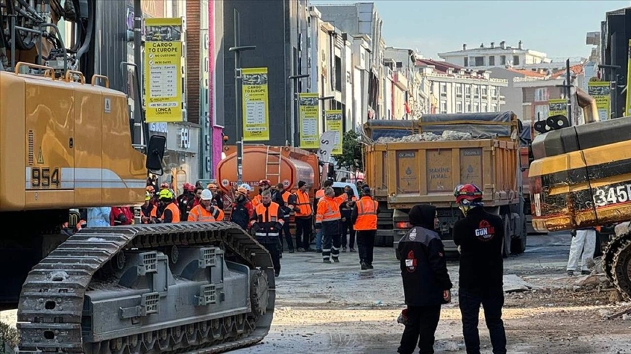 Güngören'de çöken binanın enkazında kalan işçiyi kurtarma çalışmaları sürüyor