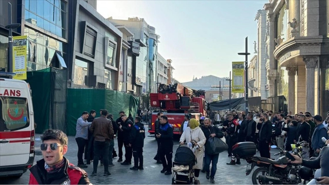 Güngören'de yıkım sırasında kısmen çöken binada göçük altında kalan 2 işçiden biri kurtarıldı