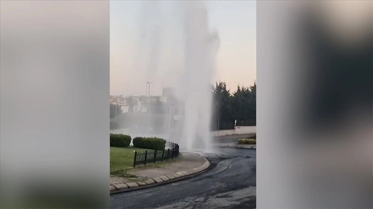 Güngören'de yol çalışması sırasında su borusu patladı