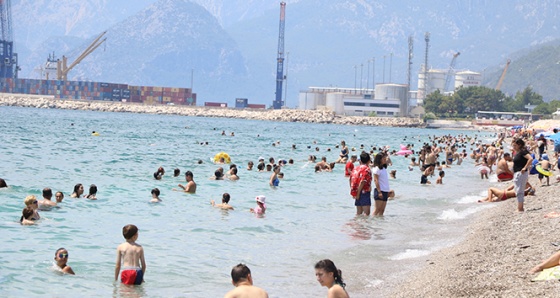 Günlük yolcu sayısında tüm zamanların rekorunu kıran Antalya&#039;da sahiller doldu taştı