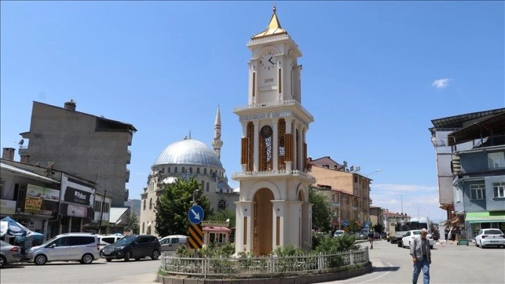 Gurbetçiler her yıl memleket hasretiyle geldikleri Karakoçan'da nüfusu 3'e katlıyor