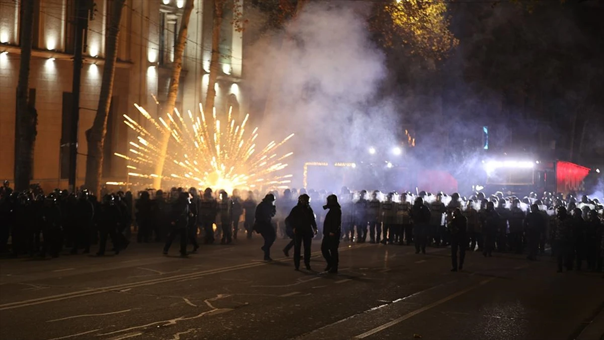 Gürcistan'da AB yanlısı göstericilerin hükümet karşıtı eylemlerine polis müdahale etti