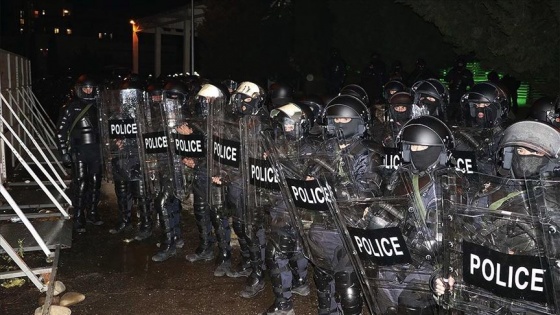 Gürcistan&#39;da güvenlik güçleri Merkez Seçim Komisyonu binasını kuşatan protestoculara müdahale etti