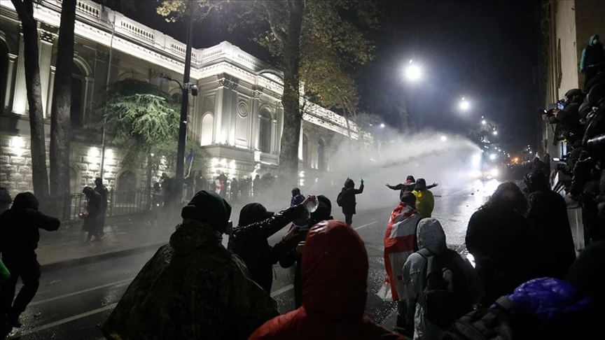 Gürcistan'daki protesto gösterilerine polis müdahalesi sürüyor