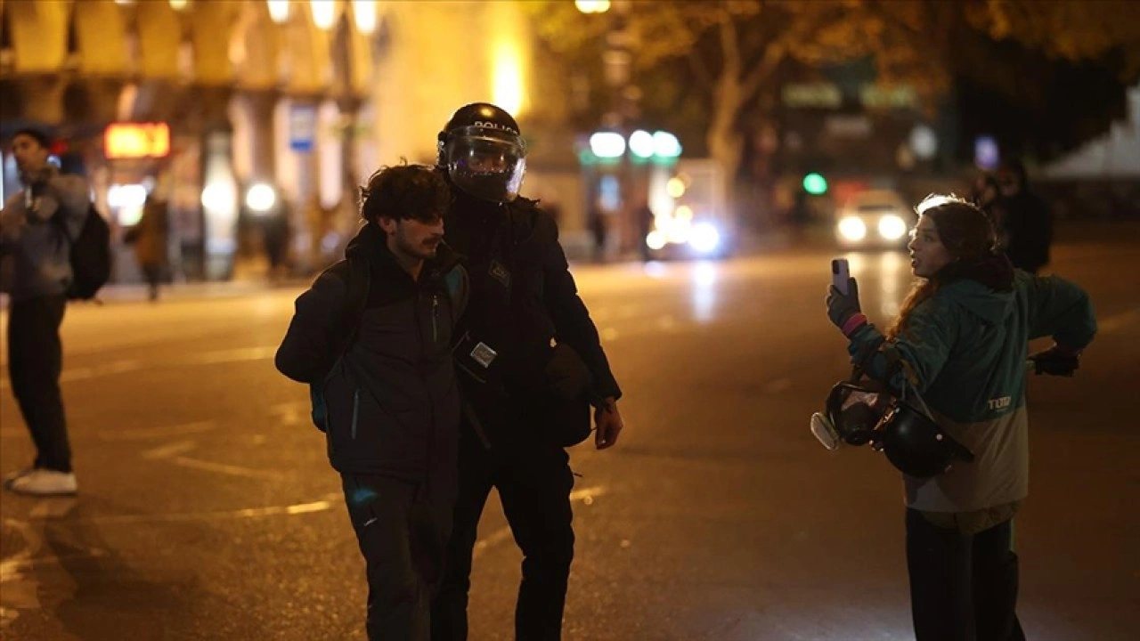 Gürcistan'ın başkenti Tiflis'te göstericilerin dün kapattığı cadde polisin müdahalesiyle a