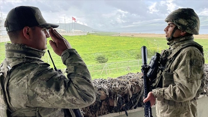 Gürcistan sınırının sıfır noktasındaki karakolda Mehmetçik, bayramı komutanlarıyla karşıladı