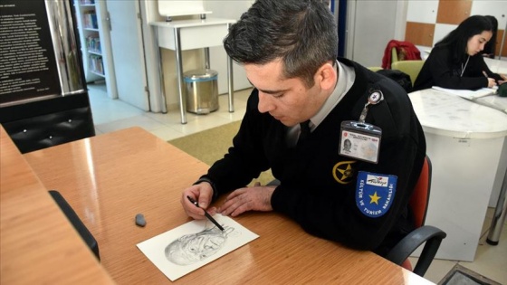 Güvenliğini sağladığı kütüphanede 'tesadüfen' kara kalem yeteneğini keşfetti