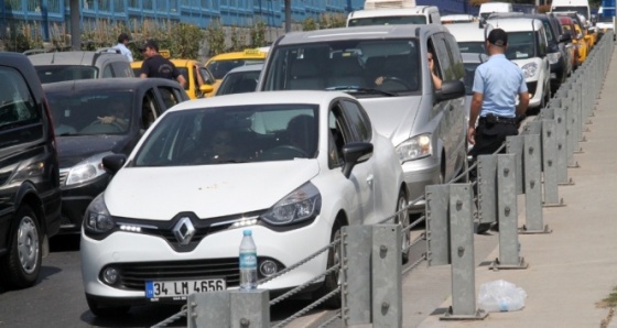 Güvenlik önlemleri havalimanında uzun araç kuyruğu oluşturdu