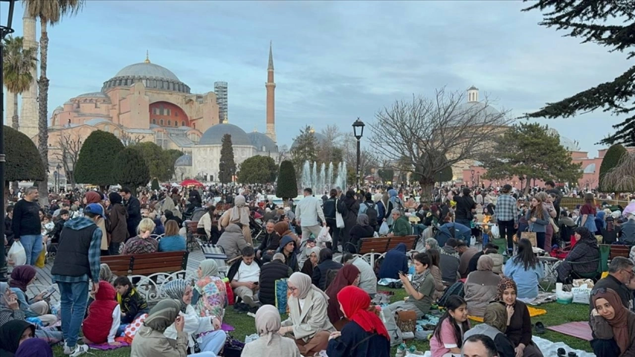 Güzel havayı fırsat bilen İstanbullular yeşil alanlarda iftar yaptı