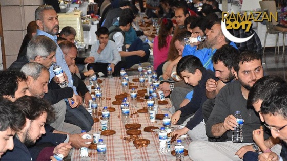 Hacı Bayram'da 'simit, hurma ve ayran' iftarı