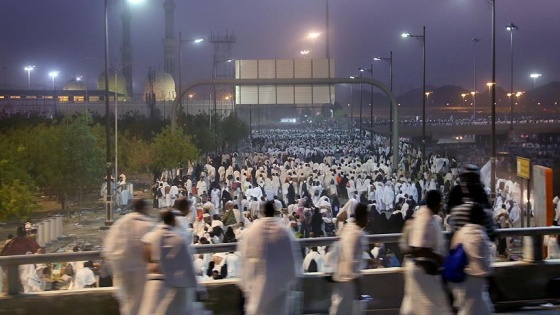 Hacılar Arafat'tan Müzdelife'ye doğru yola çıktı