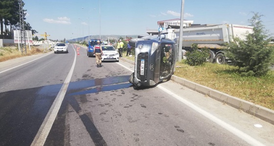 Hafif ticari araç devrildi 1 ölü 3 yaralı