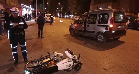 Hafif ticari araçla motosiklet çarpıştı: 1 yaralı