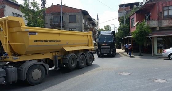 Hafriyat kamyonları tehlike saçmaya devam ediyor