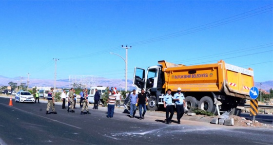 Hafriyat kamyonu otomobili biçti: 1 ölü