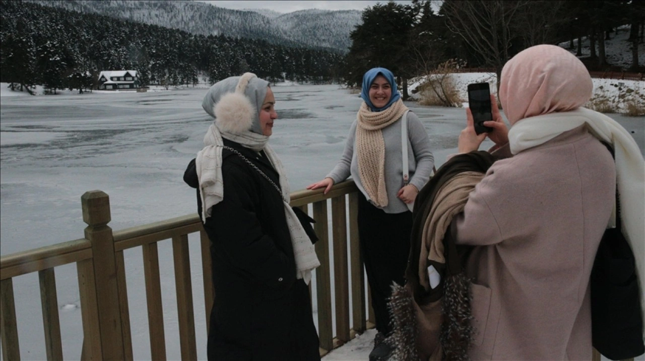 Hafta sonunu fırsat bilenler Gölcük Tabiat Parkı'nda kış manzarasının tadını çıkardı