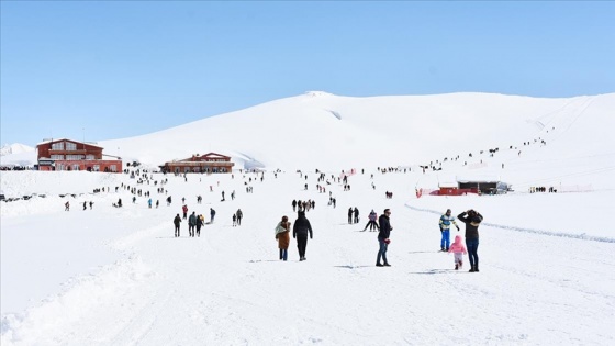 Hakkari'de 2 bin 800 rakımlı Merga Bütan Kayak Merkezi'nde hafta sonu yoğunluğu