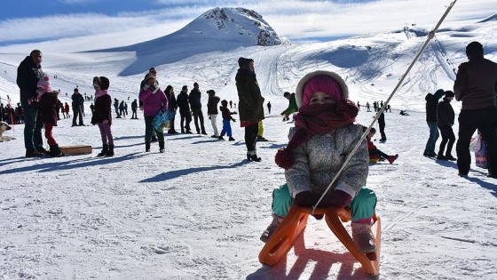 Hakkari'de 2800 rakımda kayak ve piknik keyfi