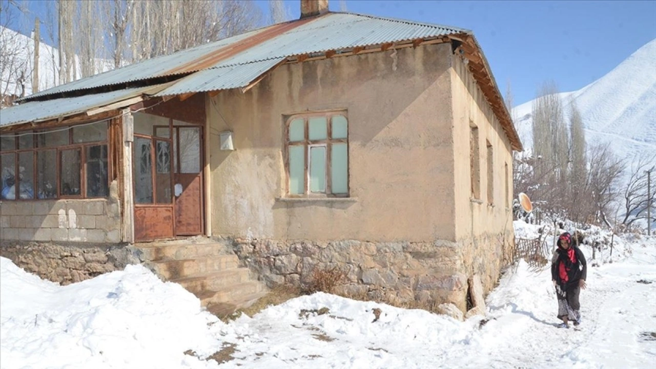 Hakkari'de 50 yaşındaki kadın mezrada tek başına yaşıyor