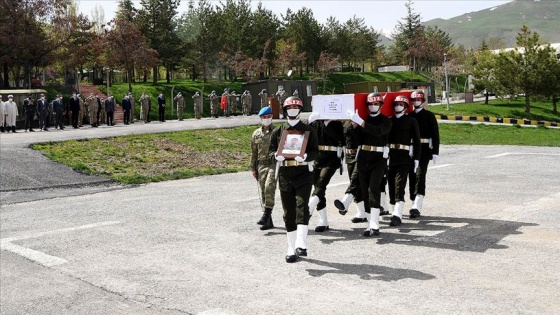 Hakkari'de başına şarapnel parçası isabet eden asker şehit oldu