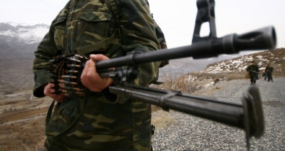 Hakkari'de bir mağarada iki terörist cesedi ile mühimmat ele geçirildi