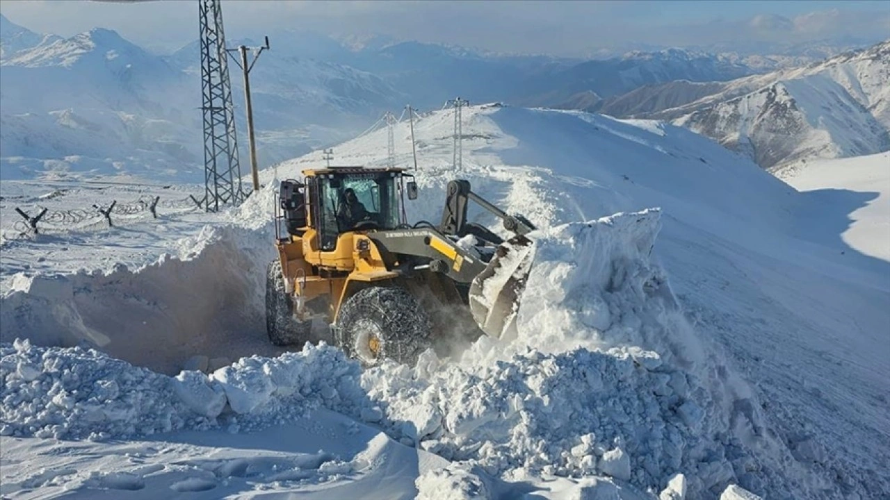 Hakkari'de ekipler kardan kapanan üs bölgelerinin yolunu açmaya çalışıyor