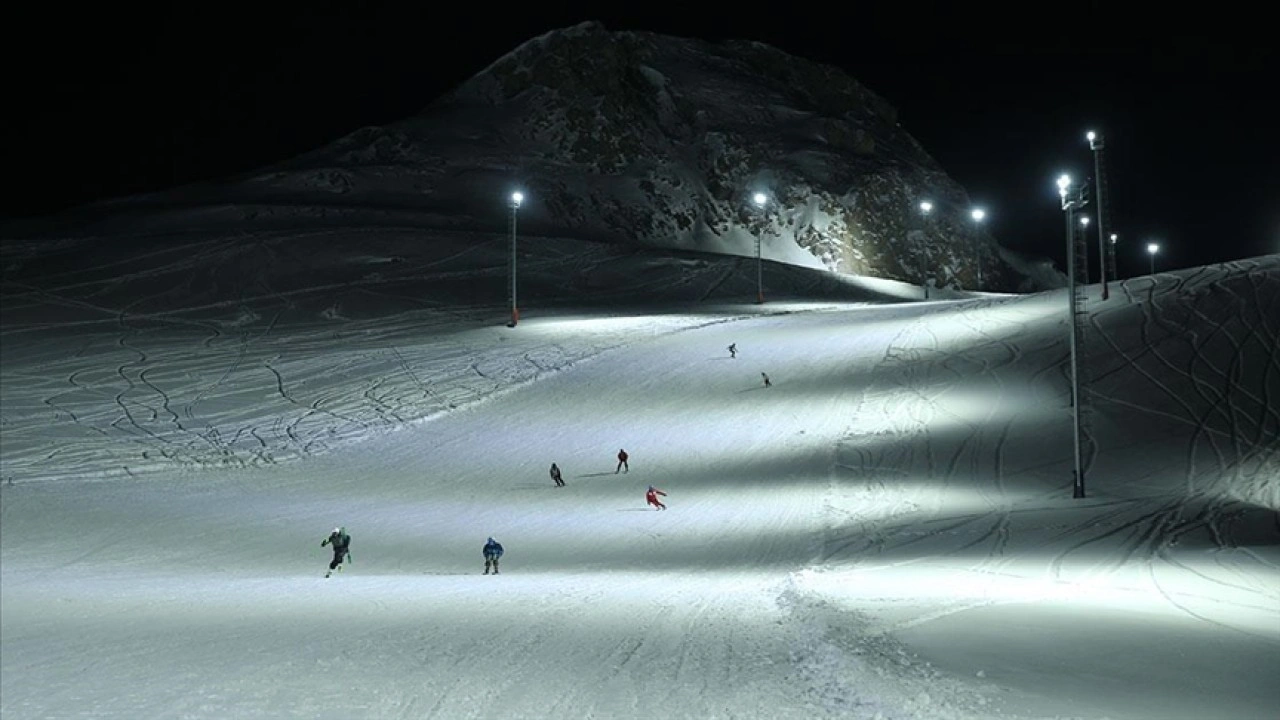 Hakkari'de gece kayağının başladığı merkez konuklarını bekliyor