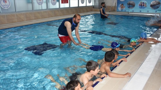 Hakkari'de 'geleceğin yüzücüleri' yetiştiriliyor