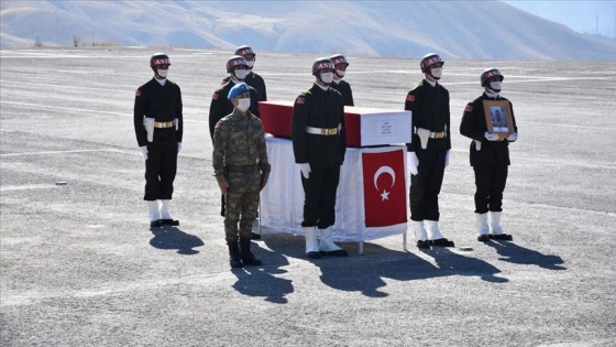 Hakkari'de görev yaptığı mevzide düşerek şehit olan asker için tören