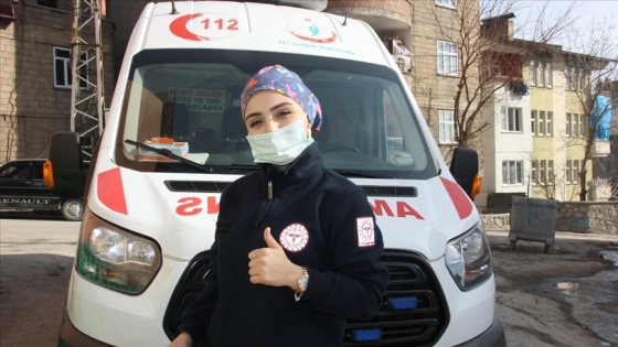 Hakkari'de kadın ambulans şoförü hastaların imdadına yetişiyor