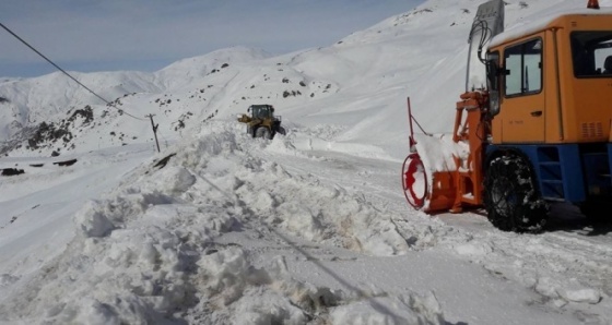 Hakkari'de köy ve mezra yolu yeniden ulaşıma açıldı