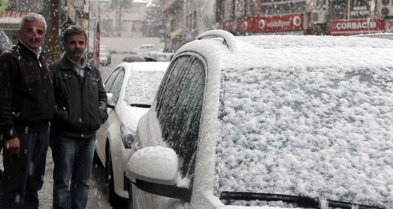 Hakkari’de lapa lapa kar yağdı