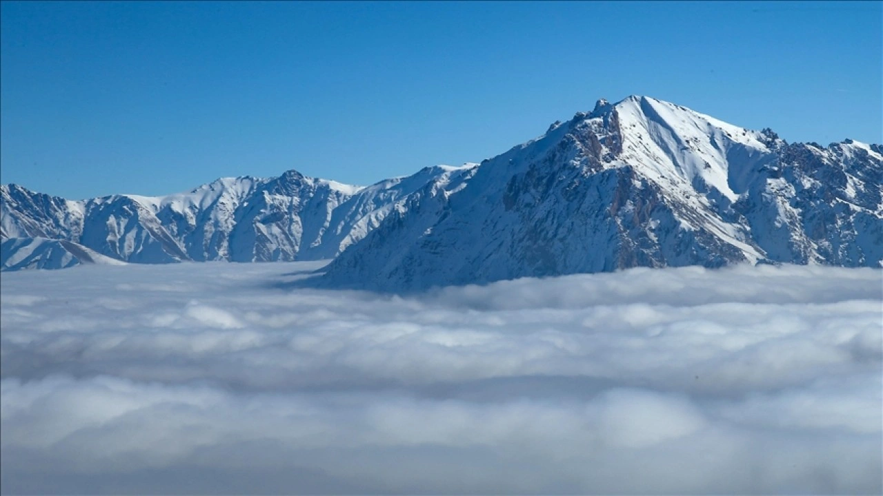 Hakkari'de oluşan sis bulutu havadan görüntülendi