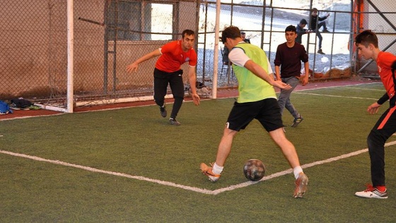 Hakkari'de polislerle öğrenciler futbol oynadı