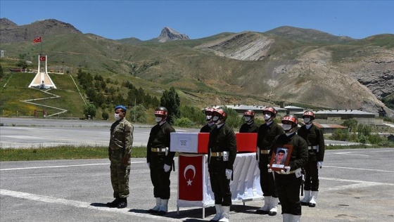 Hakkari'de şehit olan asker için tören