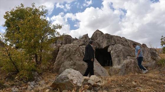 Hakkari'de Urartular dönemine ait 3 odalı kaya mezarı bulundu