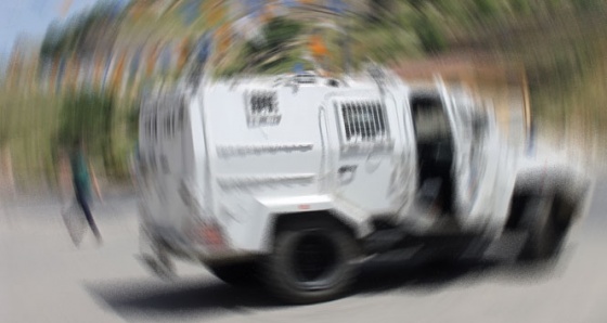 Hakkari’de zırhlı araca hain saldırı