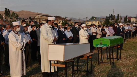 Hakkari&#39;deki trafik kazasında vefat eden 6 kişi son yolculuğuna uğurlandı