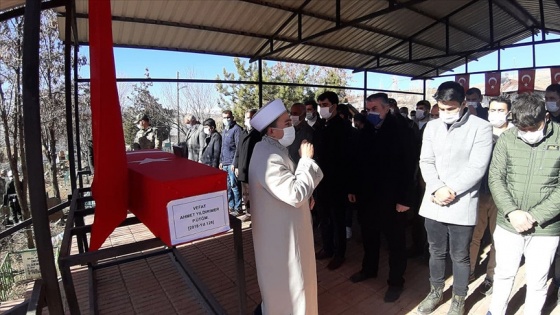 Hakkari'deki trafik kazasında yaşamını yitiren teğmen son yolculuğuna uğurlandı