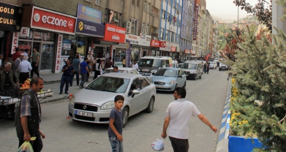 Hakkari il kaldı, siyasiler alkış aldı