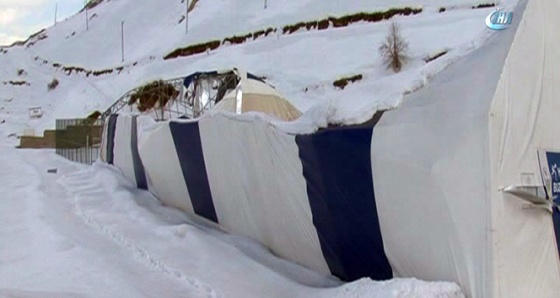 Hakkari'nin ilk buz pateni pistinin çatısı çöktü