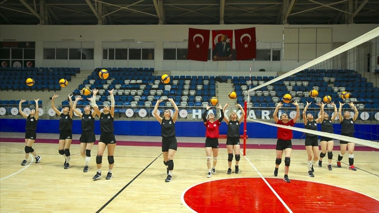 Hakkari'nin kadın voleybolcuları 1. Lig'e odaklandı