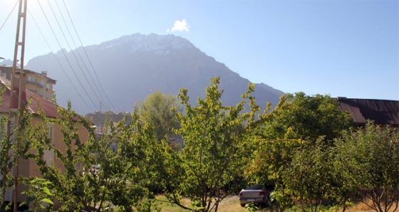 Hakkari’nin yüksek kesimlerine mevsimin ilk karı yağdı