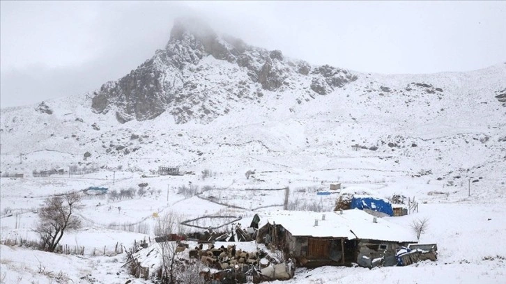 Hakkari'de 22 yerleşim birimine ulaşım sağlanamıyor