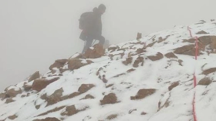 Hakkari'de Cilo Dağı'na tırmanan dağcılar kara yağışına yakalandı