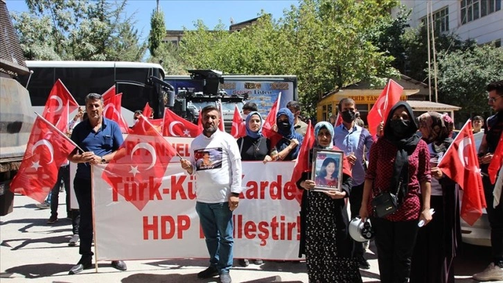 Hakkari'de çocukları dağa kaçırılan aileler HDP önündeki eylemlerini sürdürdü