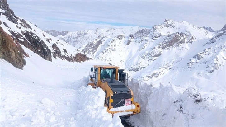 Hakkari'de ekipler üs bölgesi yolunda 4 metreyi bulan karla mücadele ediyor