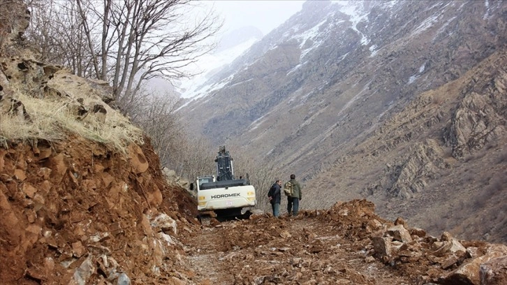 Hakkari'de engelli çocukları olan ailenin ev yapmak istediği araziye yeni yol götürülüyor