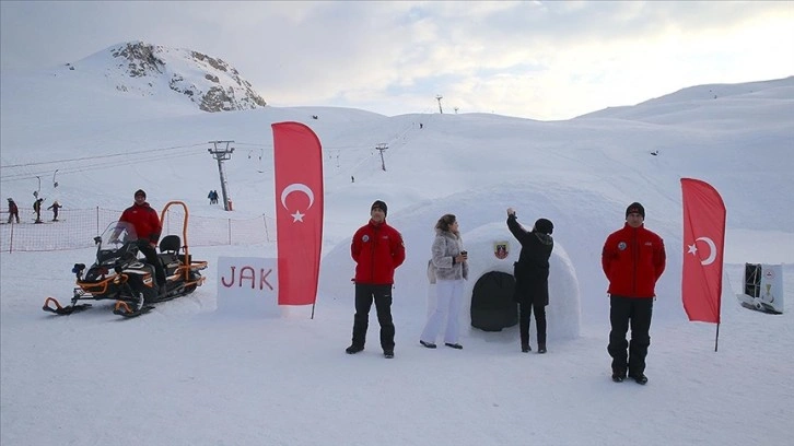 Hakkari'de jandarma personelinin yaptığı iglolar ilgi odağı oldu